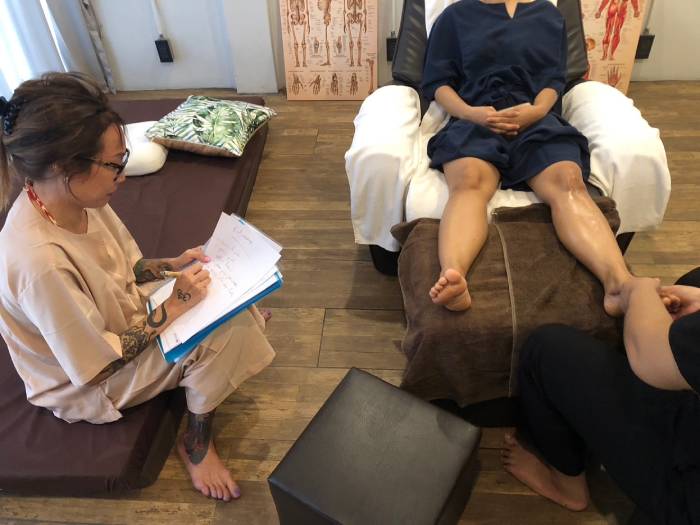 Foot Massage training at Nuad Thai School