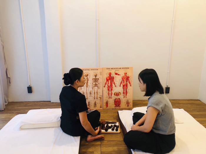 Tok Sen Massage training at Nuad Thai School