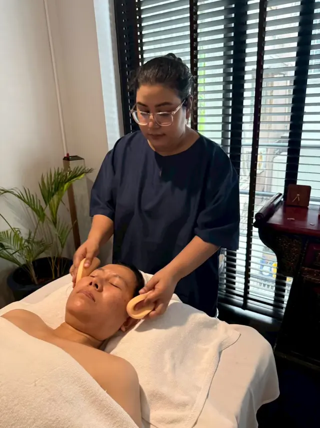 Facial tool cheek massage