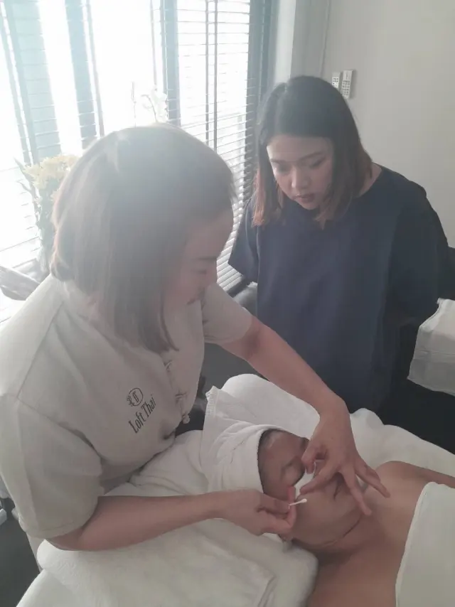 Under-eye cotton technique