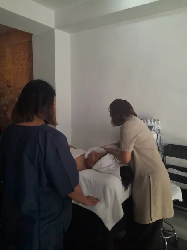 Table-side facial setup