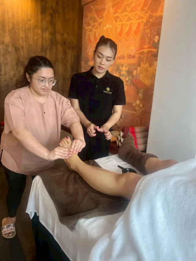 Lower-leg massage teamwork