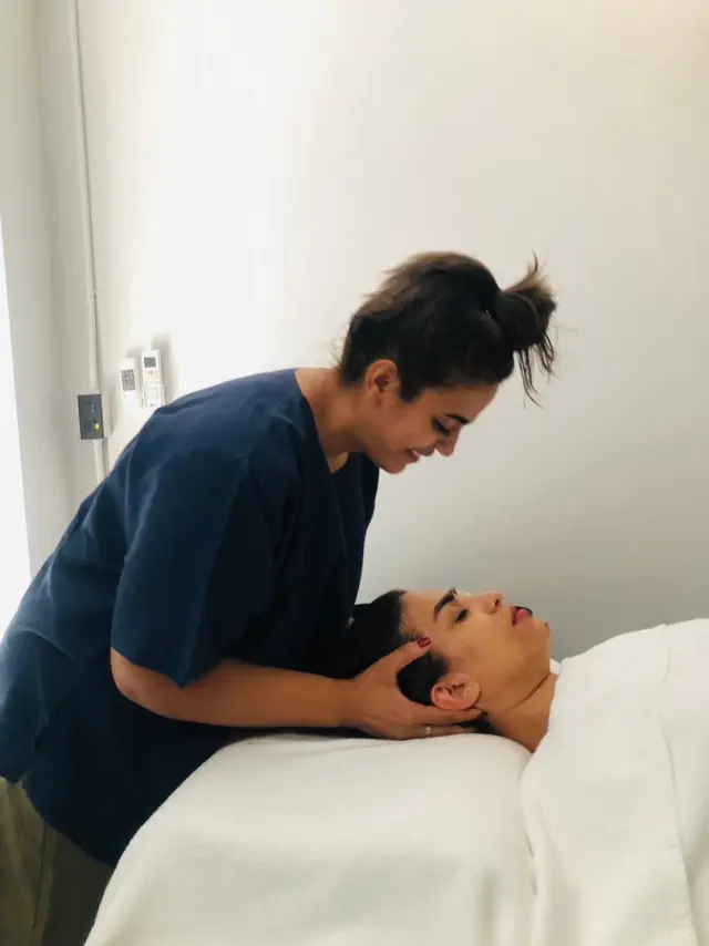 Neck support at the bed