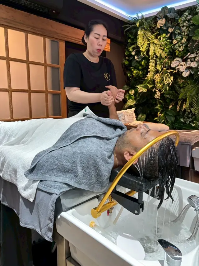 Arm massage during head spa