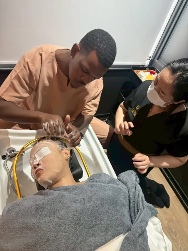 Shampoo scalp technique