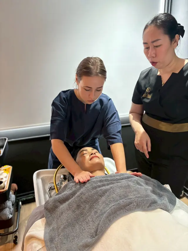 Two-sided scalp pressure practice