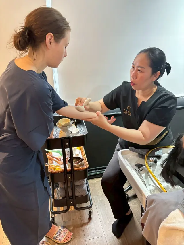 Herbal compress on the forearm