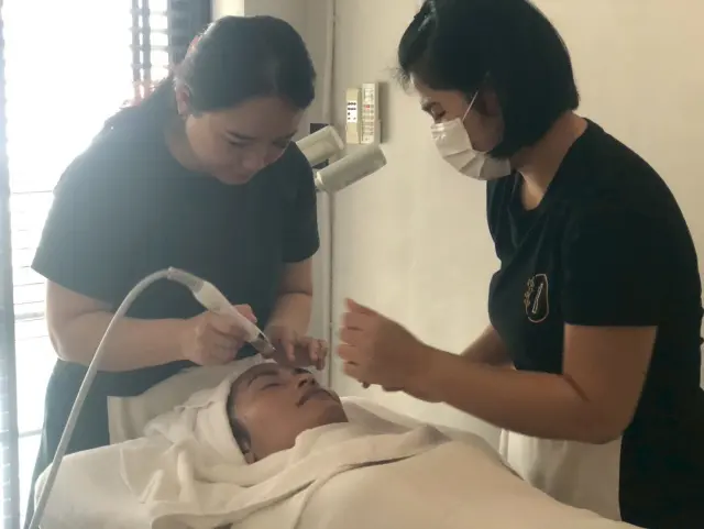 Hydrafacial handpiece coaching