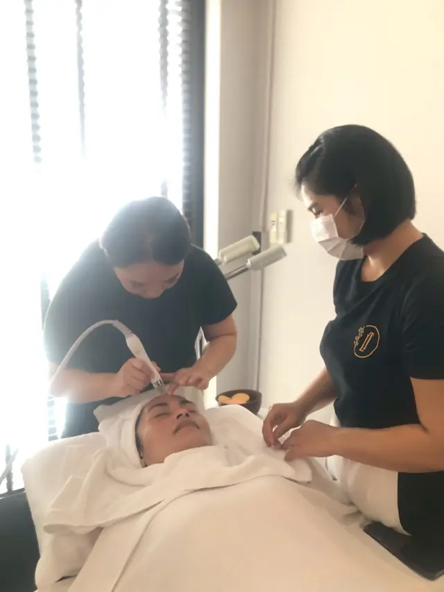 Close Hydrafacial forehead pass