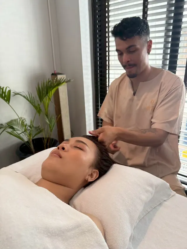 Scalp massage at the hairline