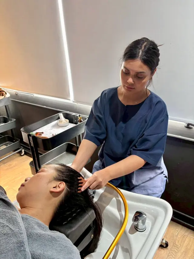 Comb-assisted scalp practice