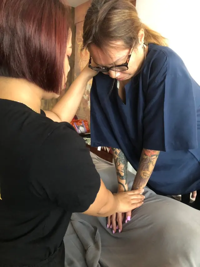 Layered hand pressure