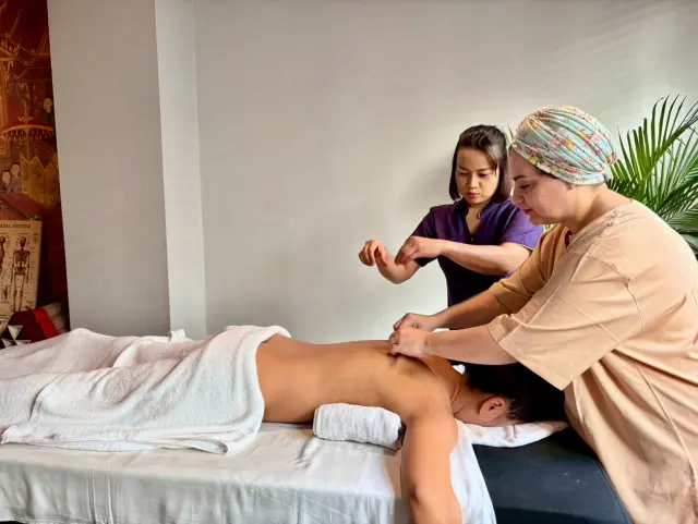 Shoulder point demonstration