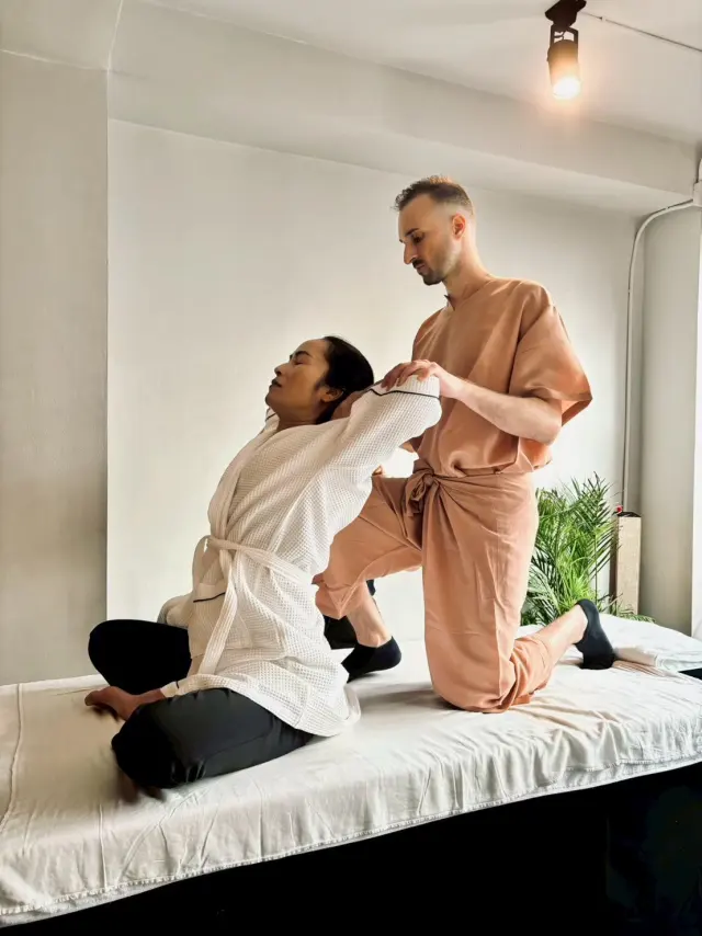 Seated shoulder opening
