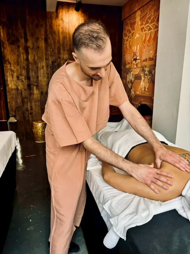 Broad upper-back pressure