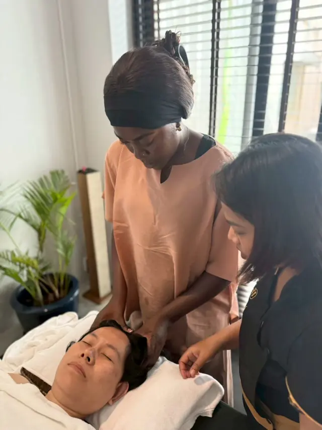 Scalp massage hand placement