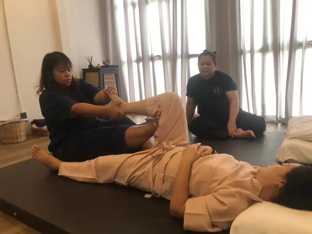 Foot grip and knee support