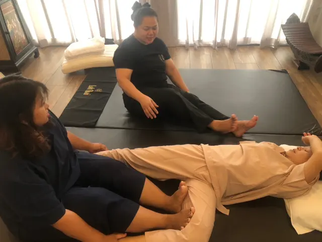 Abdominal line palm pressure