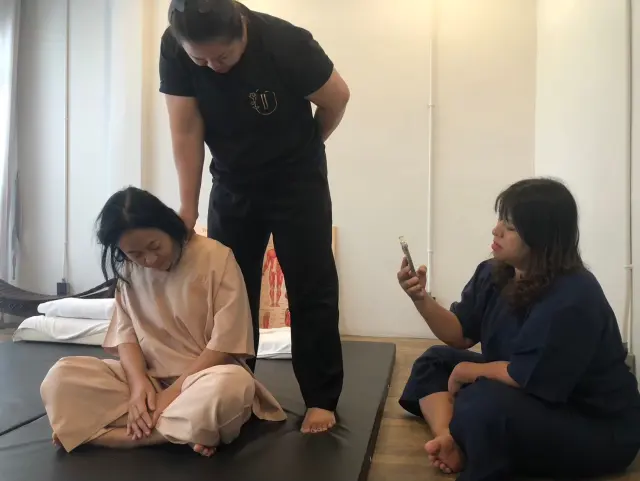 Seated shoulder pressure demo