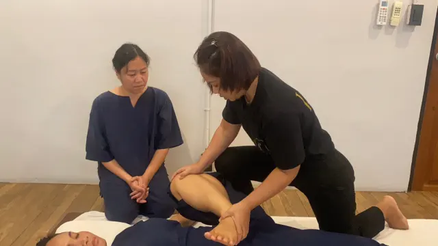 Bent-knee leg mobilisation