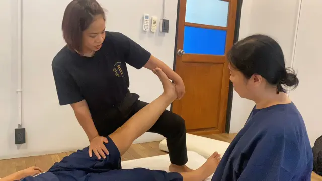 Prone leverage stretch