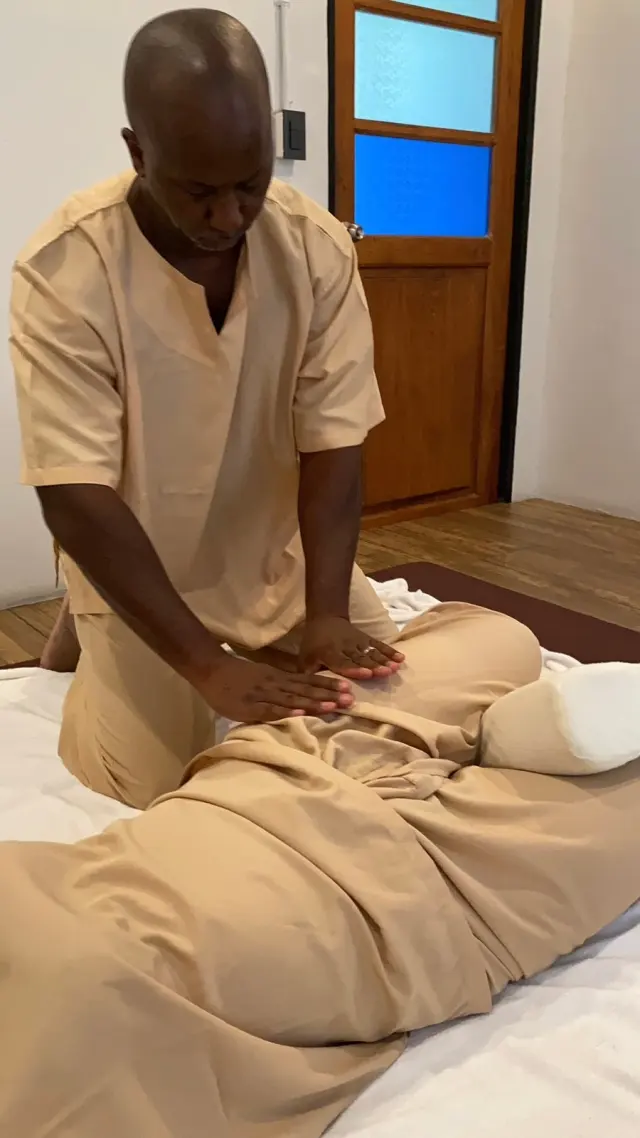 Abdominal palm pressure