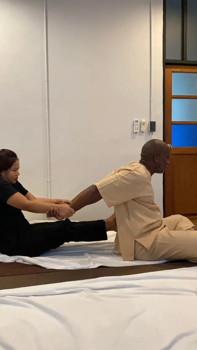 Seated back traction hold
