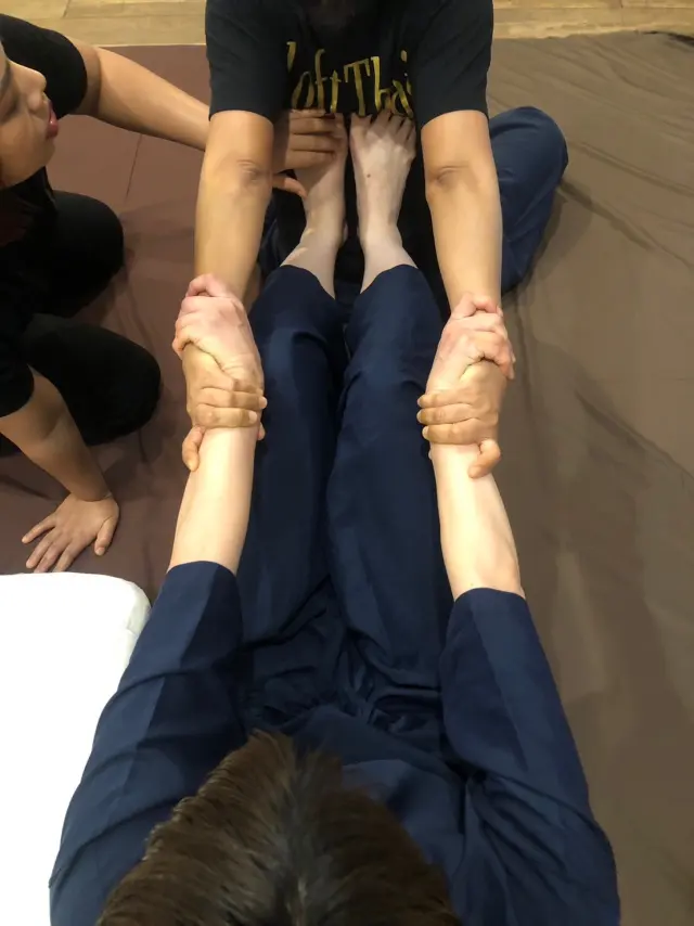 Traction hand placement