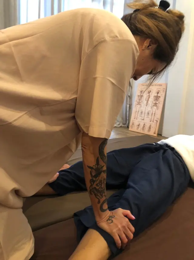 Thigh palm pressure