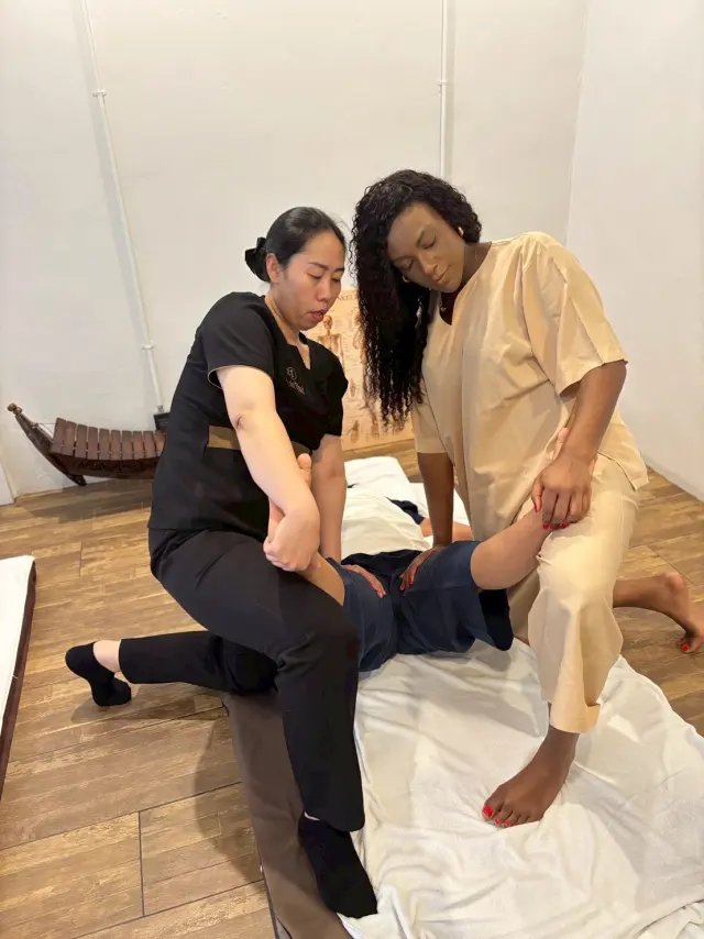 Assisted leg traction