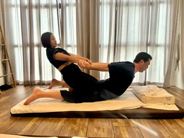 Partner traction stretch