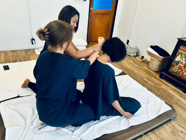 Seated shoulder stretch coaching