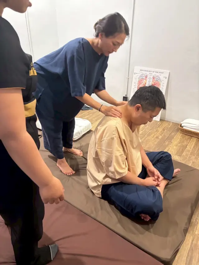 Seated shoulder pressure