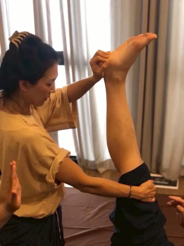 Raised-leg stretch practice