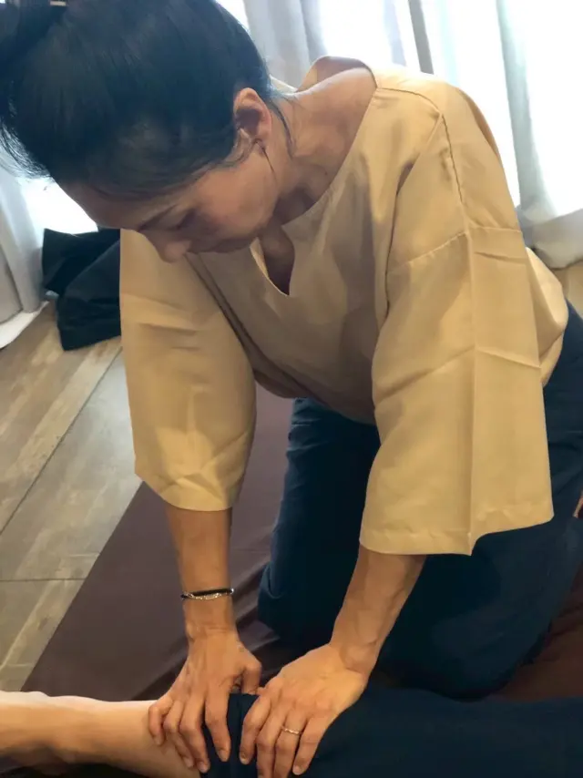 Lower-leg palm pressure