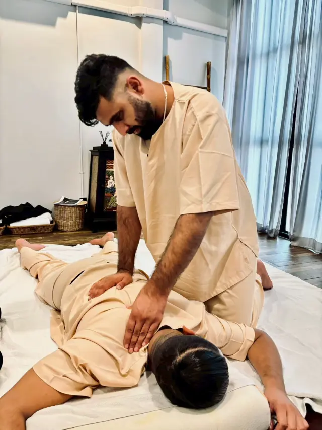 Prone palm pressure sequence