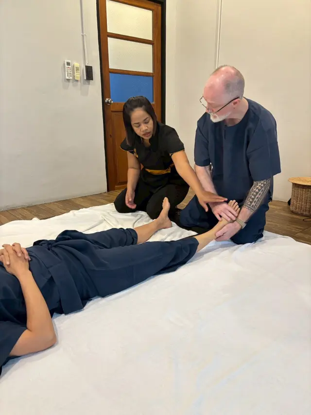 Knee-line pressure detail