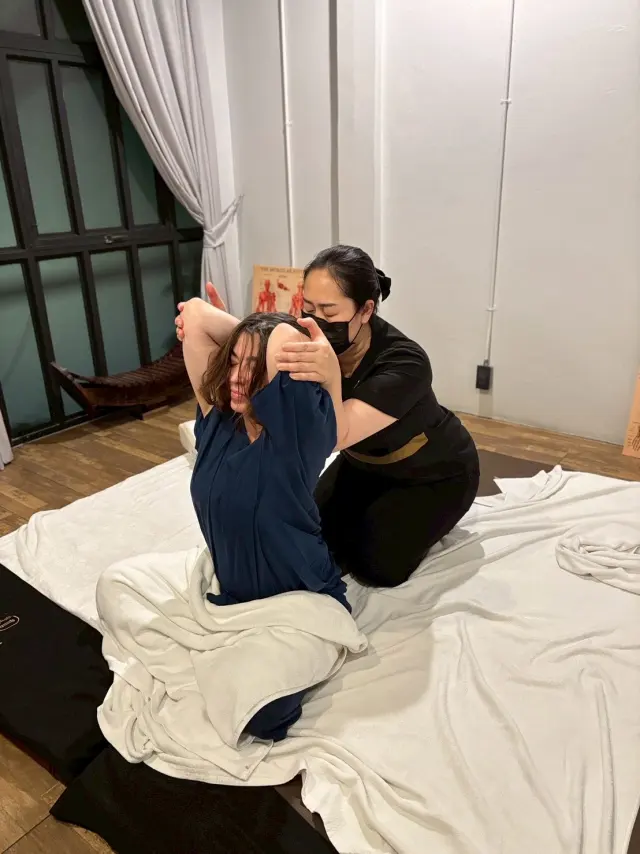 Seated shoulder stretch coaching