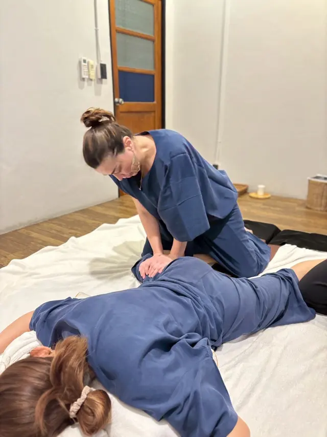 Prone back palm pressure
