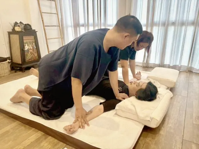 Partner palm pressure