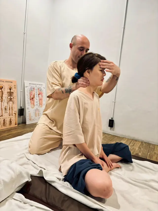 Seated neck support