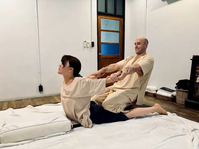 Seated arm traction