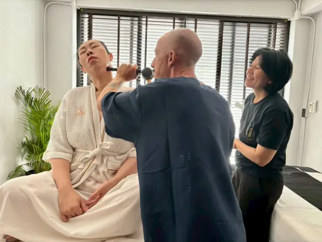 Seated neck Tok Sen practice
