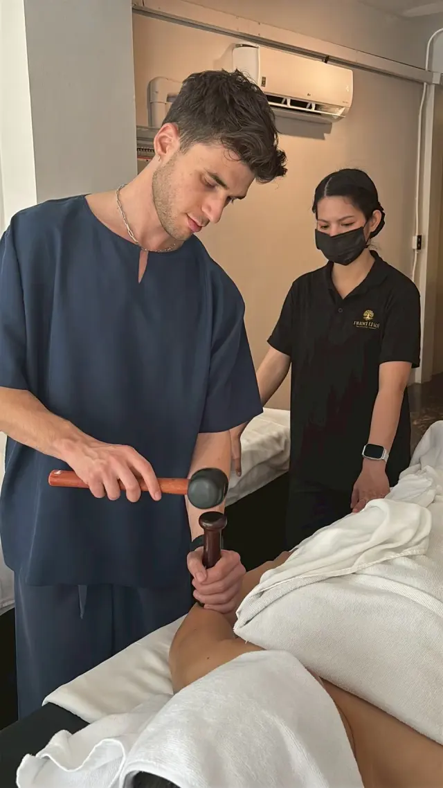 Supervised Tok Sen wrist work