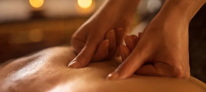 Verbesserung der Massageausbildung für das allgemeine Wohlbefinden: Integration ganzheitlichen Wohlbefindens