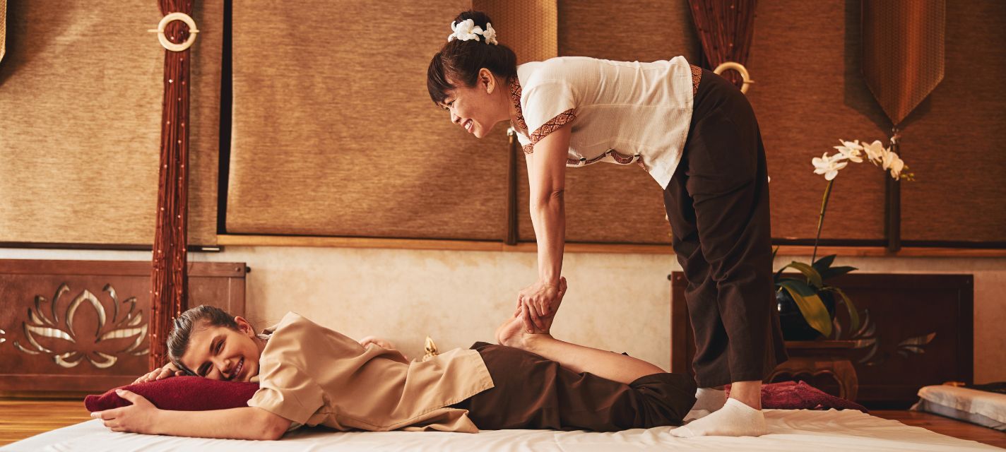 Apprenez l'art du massage thaïlandais traditionnel à l'école Nuad Thai