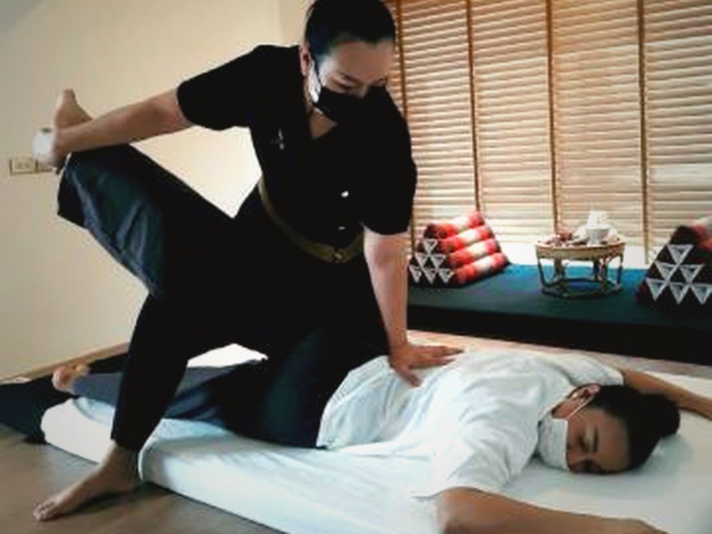 Thai massage pressure and body mechanics