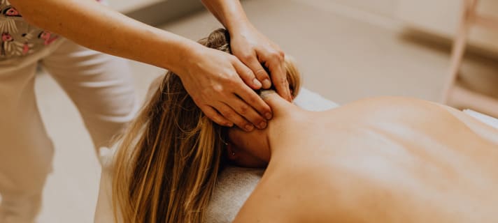 Approches holistiques dans l’éducation en massage : Adopter le bien-être